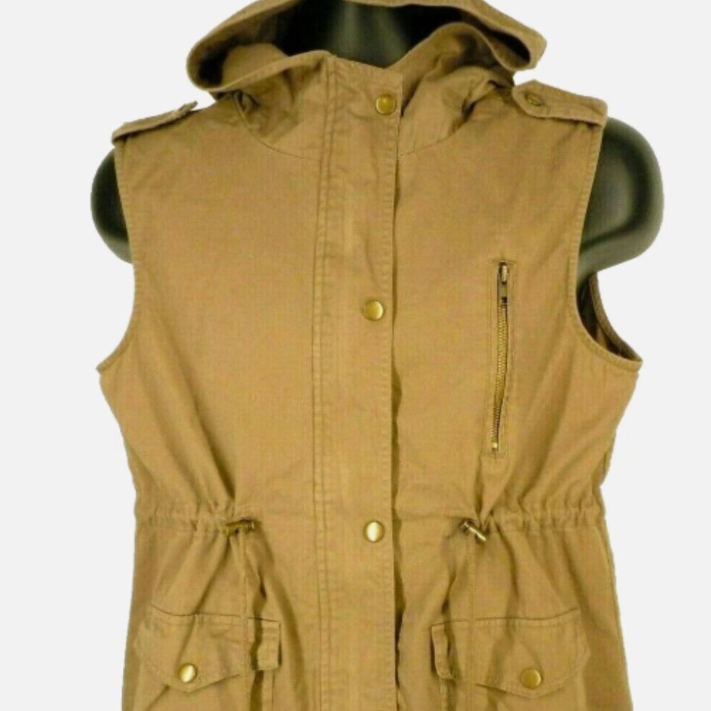 Zenana Outfitters size medium sleeveless jacket in camel / light brown